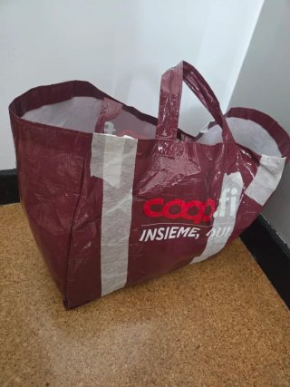 Bolsa de ropa de diferentes tallas y marcas