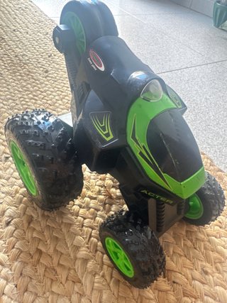 Coche teledirigido negro y verde