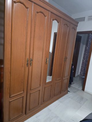 Armario de madera marrón
