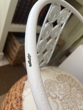 Butaca mimbre respaldo metal blanco. URGE VENTA
