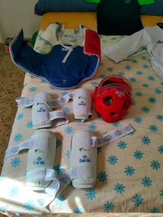 Peto, casco, rodilleras y coderas Taekwondo