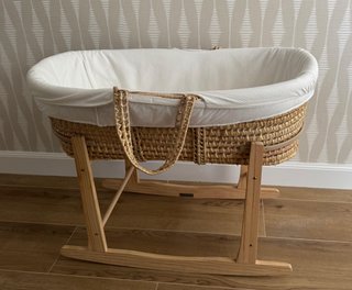 Moisés Cesta Mimbre con Soporte Madera