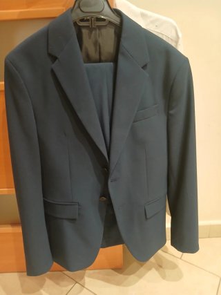 Traje azul y camisa blanca hombre