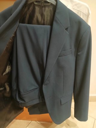 Traje azul y camisa blanca hombre