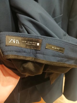 Traje azul y camisa blanca hombre