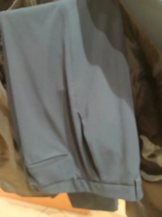 Traje azul y camisa blanca hombre