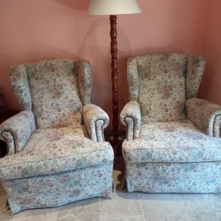 Se regala sofá y 2 sillones orejeros floral