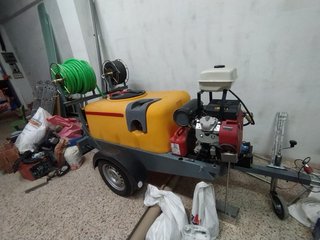 Máquina de desatascos con motor y mangueras