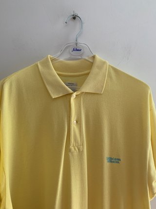 Polo amarillo con logo