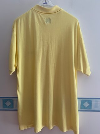 Polo amarillo con logo