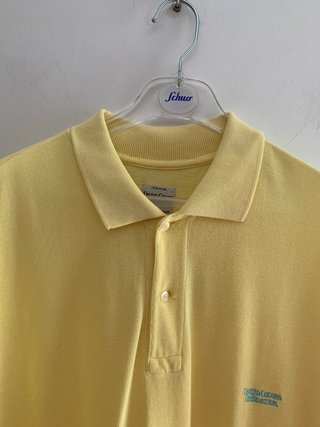 Polo amarillo con logo