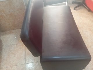 Sofá de piel marrón ideal para barbería