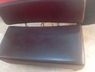 Sofá de piel marrón ideal para barbería