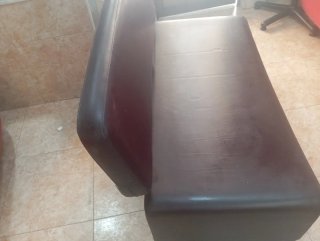 Sofá de piel marrón ideal para barbería