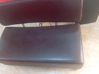 Sofá de piel marrón ideal para barbería