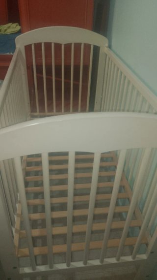 Cuna de madera blanca