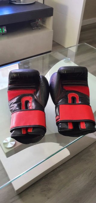 Guantes de boxeo DYM negros y rojos
