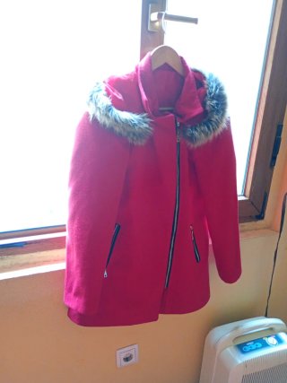 Chaquetón rojo con capucha y pelo
