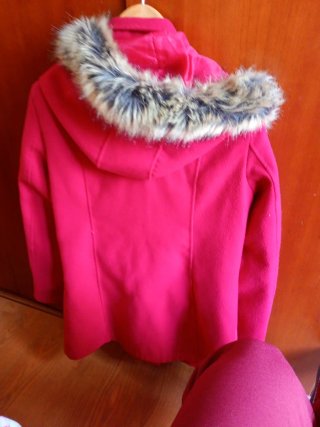 Chaquetón rojo con capucha y pelo