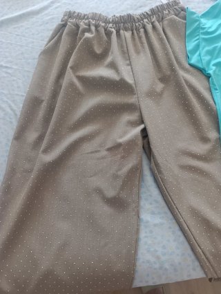 Pantalón beige con topos blancos