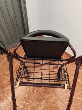Andador Mobiclinic Escorial plegable con asiento