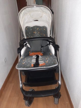 Carro de bebé blanco con capota de pelo