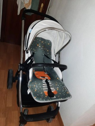 Carro de bebé blanco con capota de pelo