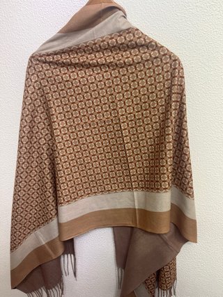 Bufanda Beige y Marrón con Diseño Geométrico