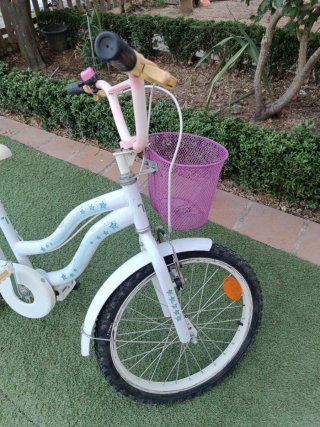 Bicicleta Niña Blanca con Cesta Rosa