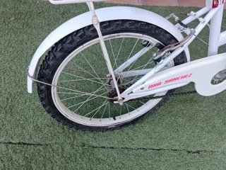 Bicicleta Niña Blanca con Cesta Rosa