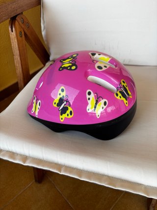 Casco infantil rosa mariposas