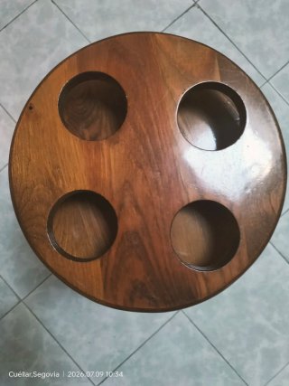 Mesa auxiliar de madera para vasos