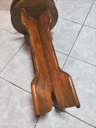 Mesa auxiliar de madera para vasos