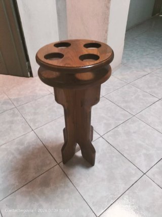 Mesa auxiliar de madera para vasos