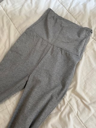 Pantalones grises acampanados