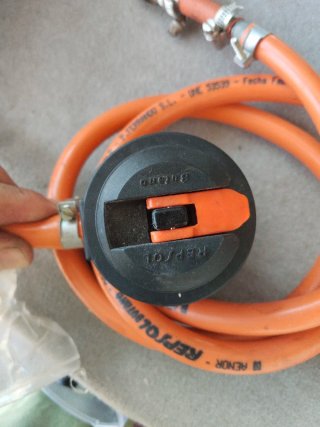 Regulador de butano con manguera