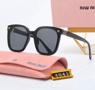 Variedad de gafas, estilos y marcas, con caja.
