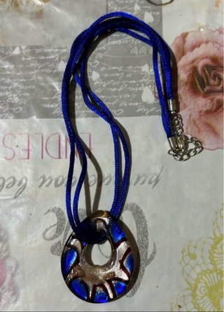 Collana con ciondolo a goccia blu e oro