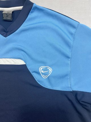Camiseta Nike azul y blanca