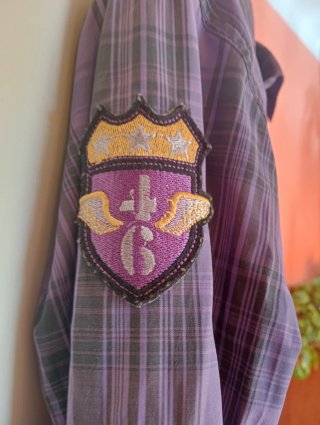 Camisa de cuadros morada y negra
