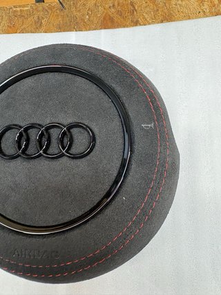 Copri airbag Audi in camoscio con cuciture rosse