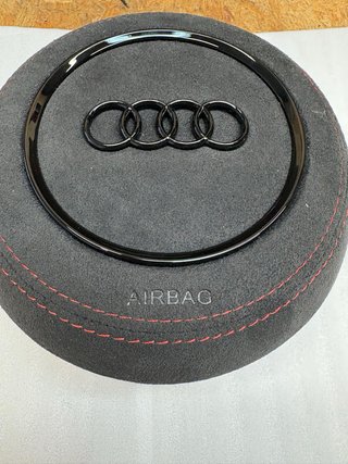Copri airbag Audi in camoscio con cuciture rosse