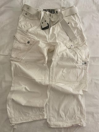 Pantalones cargo blancos con cinturón