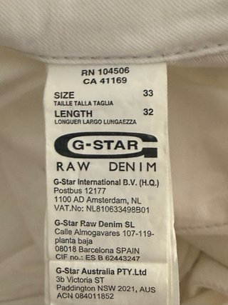 Pantalones cargo blancos con cinturón