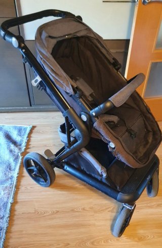 Carro de bebé gris