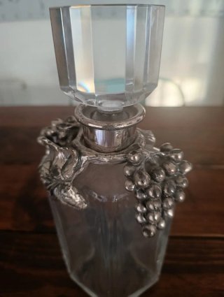 Antico decanter per liquori in cristallo e metallo