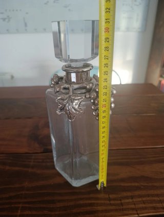 Antico decanter per liquori in cristallo e metallo