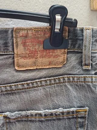 Bermuda Levi's Gris Desgastado