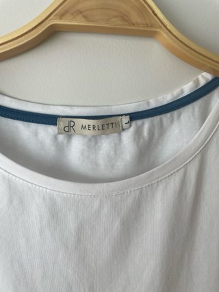 Camiseta blanca y azul con estampado