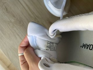 Zapatillas Puma Blancas y Doradas